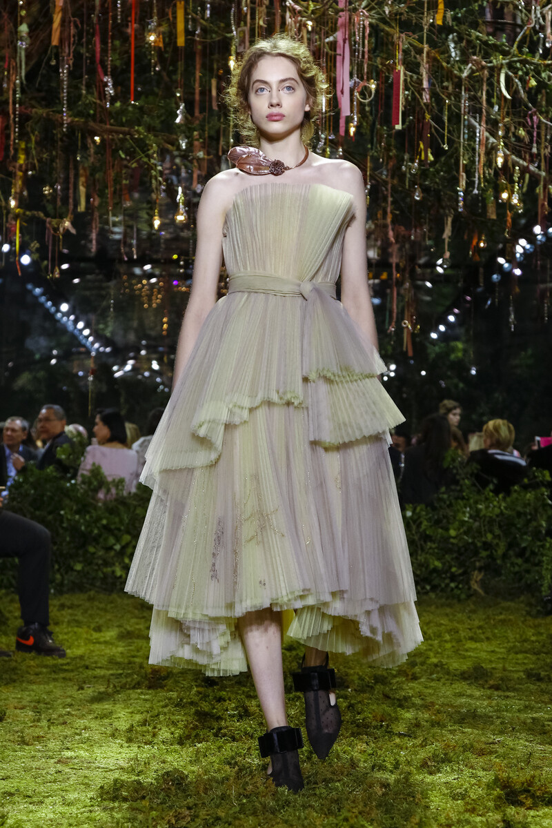 Christian Dior 迪奥2017巴黎时装周春夏高定系列：迷宫花园中的女权主义仙女