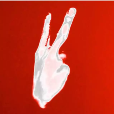 另外24日，GD通过INS发布了PEACEMINUSONE EXHIBITION的相关消息。
其个人品牌PEACEMINUSONE将从1月22日至1月25日在法国巴黎66 Rue De Turennes举办展览。并且展览面向的是INVITE ONLY，仅被邀请者可以有幸参观。
GD…