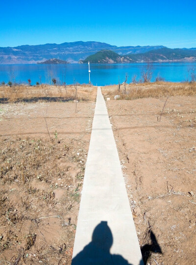 泸沽湖。我是真的非常惊讶，自己能够来到这个地方，我想过我会来云南，但是没有想到会这么早就来云南。泸沽湖真的很漂亮，浅蓝一层深蓝一层，层层相叠，直到看到远处的山。本来是可以住在岛上的，但是因为各种原因后…