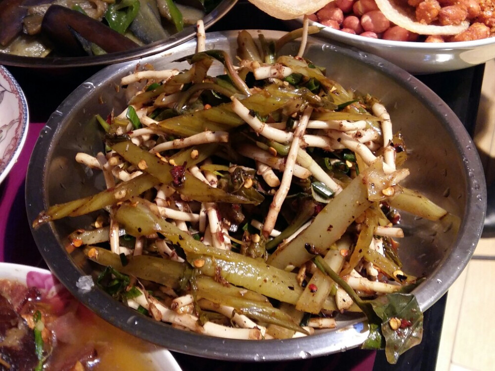 [贵州·年夜饭]
许多人把折耳根(鱼腥草)评为最难吃的蔬菜。虽然我吃这道菜也是只吃酸菜杆…但是还是很爱~