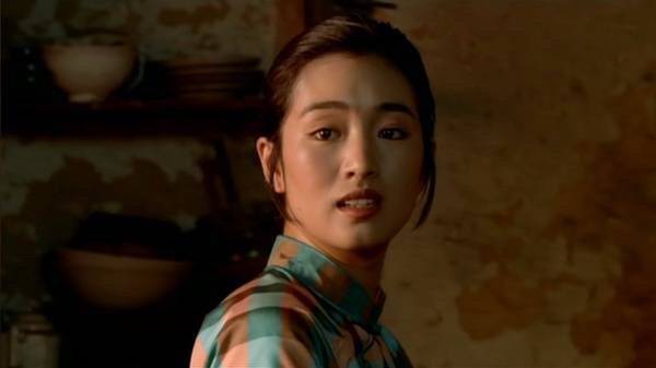 【张艺谋最好的一部作品《活着》】
余华同名小说改编 葛优、巩俐等主演 徐福贵风风雨雨的一生 到了最后所有亲人都先后离他而去 仅剩下年老的他和一头老牛相依为命 让人哭到一塌糊涂 电影和原著都很好看 备好纸巾 在线：http://t.cn/RVWeN1M ​​​