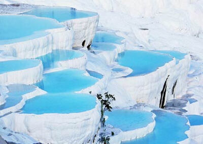 土耳其棉花堡
在土耳其的纺织工业重镇Denizli，位于西南部山区，距离伊兹密尔约二百公里。土文pamukkale是由Pamuk（棉花）和Kale（城堡）两个字组成的，棉花是指其色白如棉，远看像棉花团,其实是坚硬的石灰岩地形。…