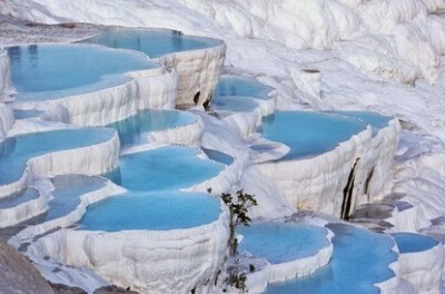 土耳其棉花堡
在土耳其的纺织工业重镇Denizli，位于西南部山区，距离伊兹密尔约二百公里。土文pamukkale是由Pamuk（棉花）和Kale（城堡）两个字组成的，棉花是指其色白如棉，远看像棉花团,其实是坚硬的石灰岩地形?！? data-iid=