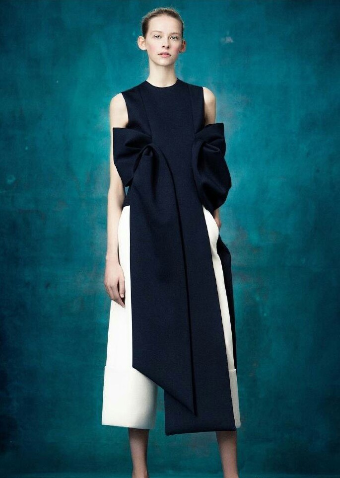 Delpozo Pre Fall 2017 ​​​ ​​​
时尚街拍 秀场 模特 时尚博主 婚纱婚礼 新娘造型 礼服 鲜花 花束 捧花 耳环 手链 项链 发饰 高跟鞋 饰品