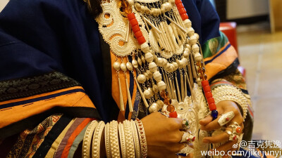 彝族的首饰是多种多样的 各个地区也有各个地区的特色