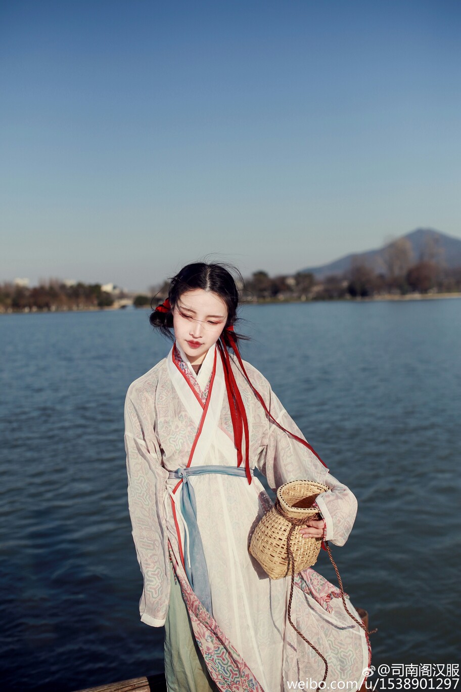 红莲绿芰亦芳菲，不奈金风兼玉露。