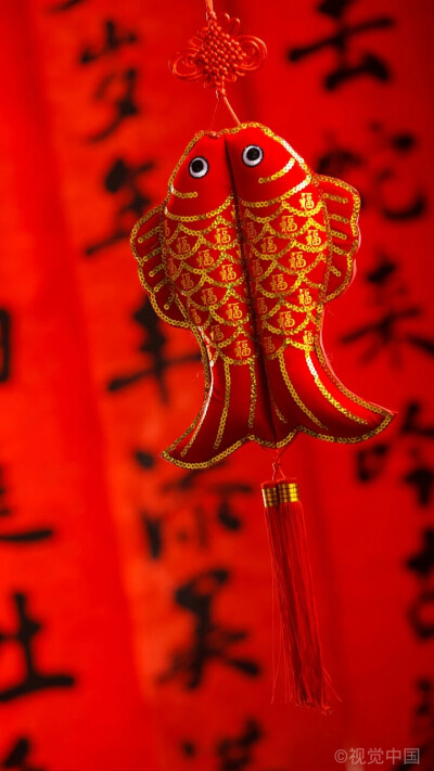 新春快乐年年有鱼
年年有鱼可谓中国传统吉祥祈福最具代表的语言之一。中国民间有“无鱼不成席”之说，尤其是年夜饭，家家户户少不了一条鱼。因“鱼”与“余”谐音，寓意“年年有余”，象征新的一年里，丰盛有余。