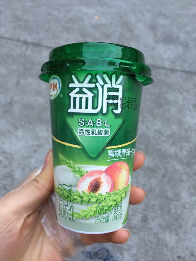 【伊利】E：90kcal/100g 青稞白桃果粒超大超多，虽然热量表我很不满意，但是口感实在棒棒哒，这款酸奶附的是吸管可我每次都喜欢用勺吃～