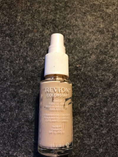 revlon24小时不脱妆粉底液
看我用了这么多就知道了确实比较持久我一般用他打底因为不够白 遮暇度一般 会回购