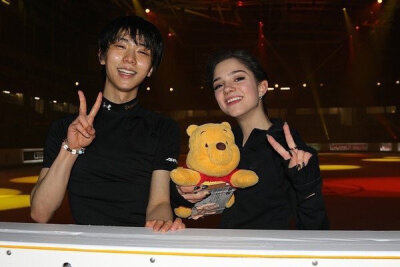 【2016GPF】羽生结弦和选手的互动合照。图1-3 via： David Carmichael ​​​​