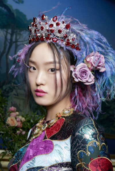 Dolce & Gabbana Alta Moda S/S 2017：华丽宫廷风与宗教元素，金灿灿的杜嘉班纳2017春夏高定系列。 ​​​