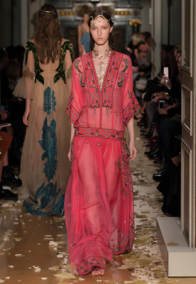 VALENTINO2016春夏高级订制时装秀蛇形头冠缠绕于顶，复古的图案，宛如从希腊神话中走出来的上古谪仙，让人浮想联翩的同时让人感叹它的做工精细