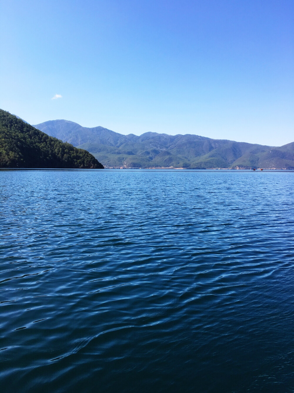 泸沽湖 波光粼粼