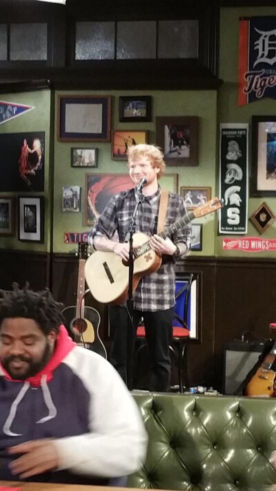 爱德华·克里斯多弗·希兰（Edward Christopher Sheeran）艺名艾德·希兰（Ed Sheeran），1991年2月17日出生于英国英格兰西约克郡，是大西洋唱片（Atlantic Records）旗下的一位歌手同时也是一位创作人。