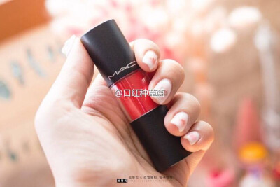  MAC 魅可
Versicolour Lip Stain 棒棒糖唇釉
以甜蜜的糖果光膜和融化般滋润的质地为优点的产品 轻薄的质地不会卡在唇纹里 糖果融化在嘴唇上的闪亮光泽感 色号forever darling试色分享 ???