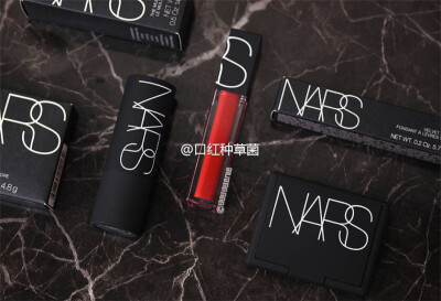  Nars 丝绒柔滑唇釉
色号Le Palace 深樱桃红 像是冬天在外面走一圈冻成的自然血色 素颜也可以驾驭