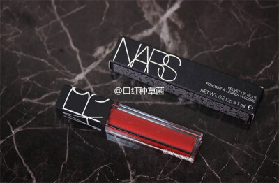  Nars 丝绒柔滑唇釉
色号Le Palace 深樱桃红 像是冬天在外面走一圈冻成的自然血色 素颜也可以驾驭