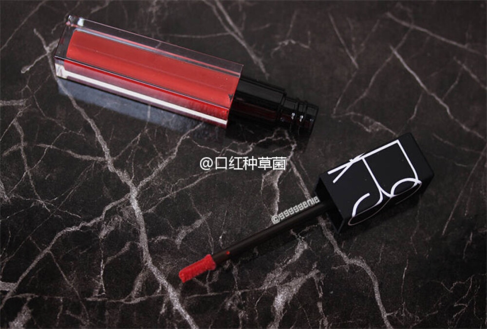  Nars 丝绒柔滑唇釉
色号Le Palace 深樱桃红 像是冬天在外面走一圈冻成的自然血色 素颜也可以驾驭