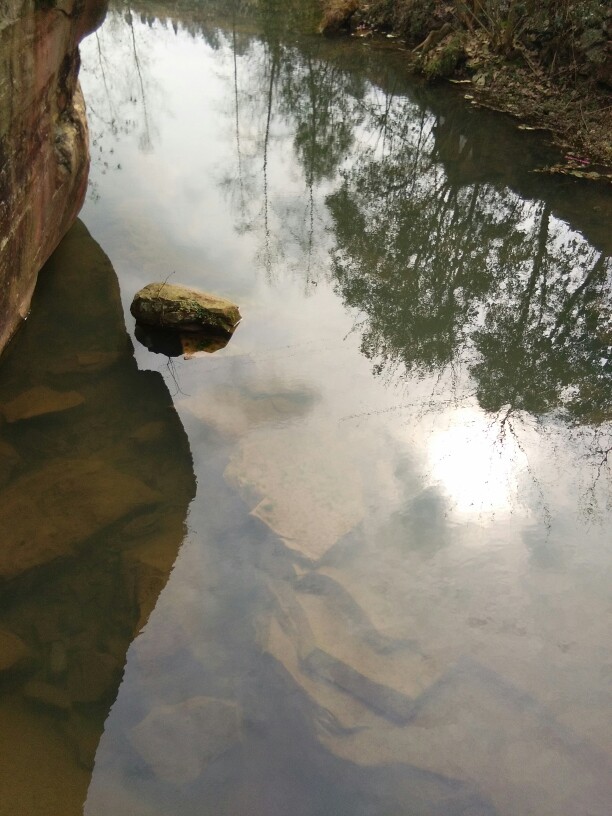 寺庙前清澈的溪流