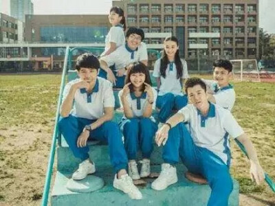 ♡
“当时的他是最好的他，
可是很久很久以后的我才是最好的我。
最好的我们之间隔了一整个青春，
怎么奔跑也跨不过的青春。”
…