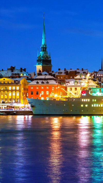 斯德哥尔摩
位于瑞典的东海岸，濒波罗的海，梅拉伦湖入海处，风景秀丽，是著名的旅游胜地。
瑞典首都，也是该国第一大城市。
市区分布在14座岛屿和一个半岛上，70余座桥梁将这些岛屿联为一体，因此享有“北方威尼斯…