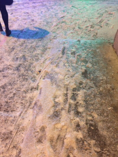 晚上和家人一起去吃了火锅 还下了雪 久违的三小只在一起