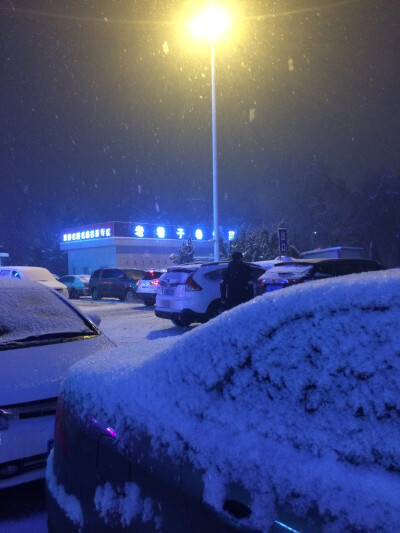 晚上和家人一起去吃了火锅 还下了雪 久违的三小只在一起