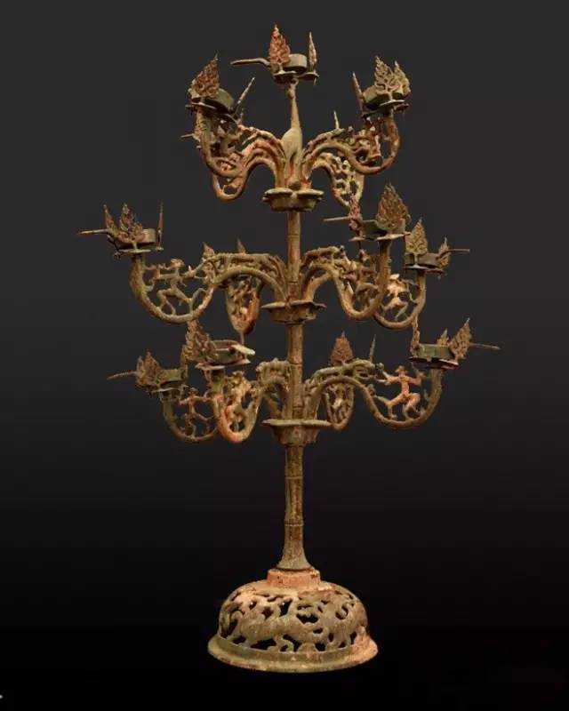 汉代十二连枝青铜灯 高97 cm
连枝灯，又称多枝灯、树形灯，是古代灯具中最繁复的一种立灯。其造型特色就是在灯柱上有规律地分层伸出多枚灯盏，数量从三个到二十九个不等。多个灯盏高低错落，井然有序又不陷于死板，整个灯就如一颗繁茂的大树。
上面这盏十三盏铜连枝灯，造型如同招财树，十分美丽，单单是盏未点亮的灯，已经如此摇曳生姿。试想将灯逐层点燃时，将是何等璀璨夺目，熠熠生辉
