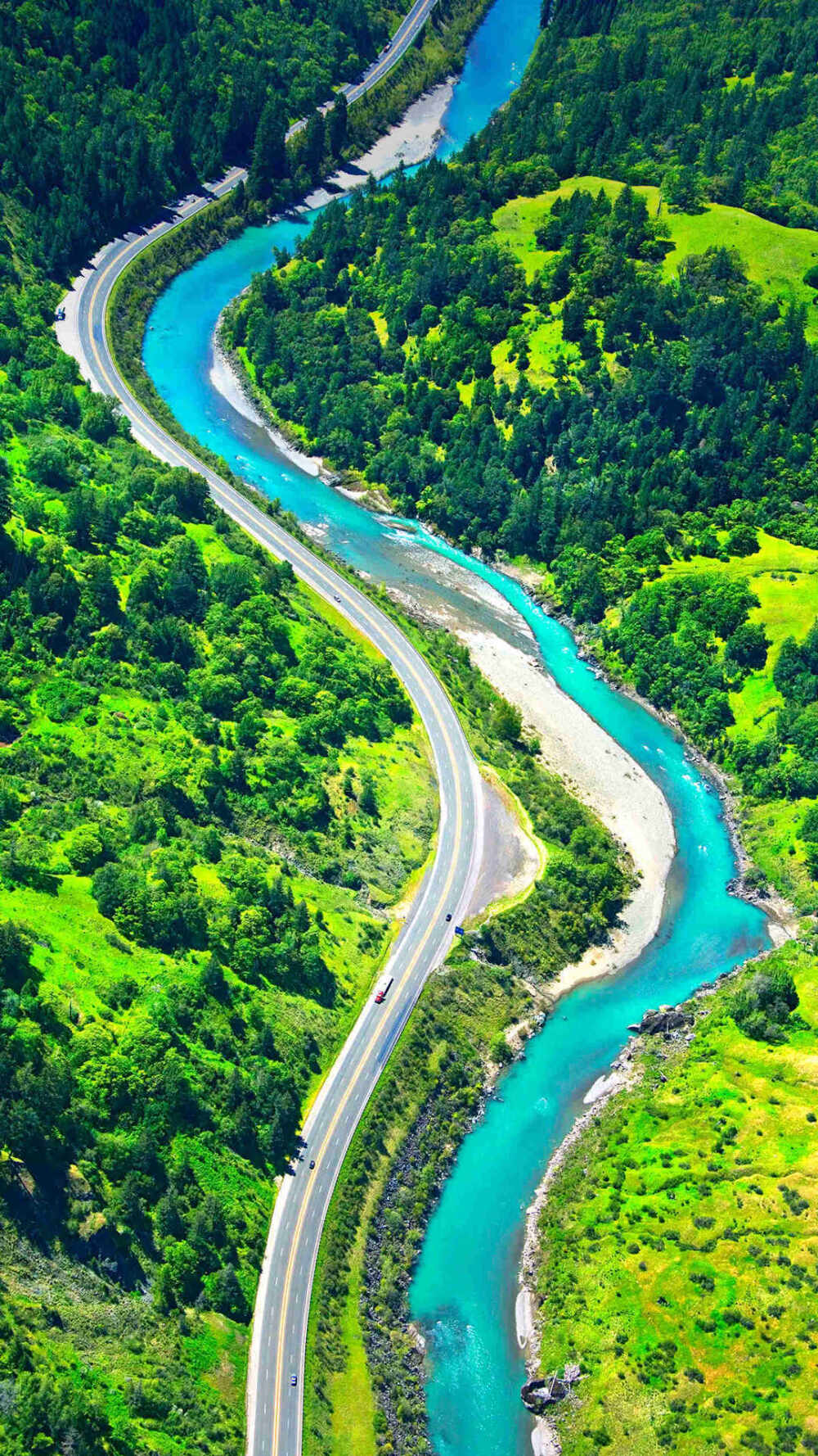 蜿蜒的公路与瓦蓝色河水