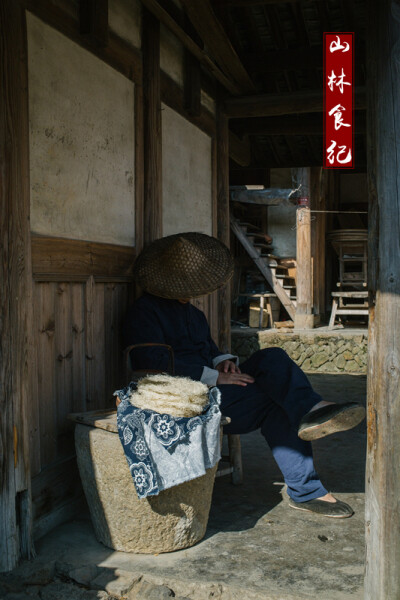 和父亲散步的时候，见得此处老屋仆仆生风，拿了道具就来这补了一出戏。