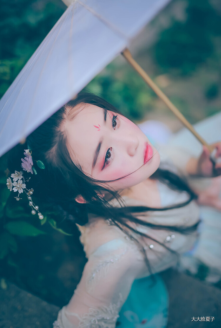 西施越溪女，出自苎萝山。秀色掩今古，荷花羞玉颜。浣纱弄碧水，自与清波闲。皓齿信难开，沉吟碧云间。