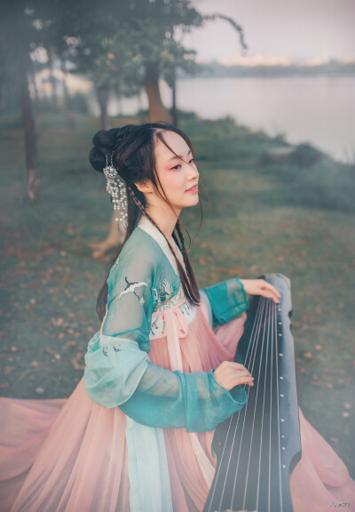 素弦声断，翠绡香减，那堪片片飞花弄晚，蒙蒙残雨笼晴。