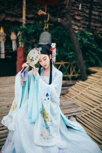 若问闲情都几许。一川烟草，满城风絮。梅子黄时雨。