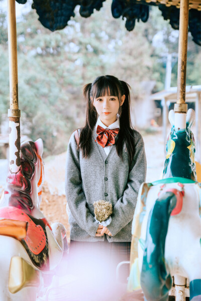 #少女情怀总是诗#
我在这个破旧的游乐园等你，不知怎的，这个冬天好冷好冷，想要开始沉睡希望一觉醒来，我的松鼠能出现在我眼前，将我摘走️
phx@祭忆____