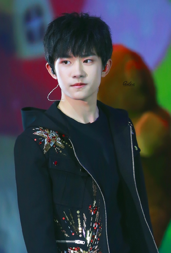 #易烊千玺# 电眼blingbling️，翻照片被惊艳，你超级美了@TFBOYS-易烊千玺 K你说-易烊千玺 ​​​​