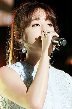 [禁二/自截/自调/拿图点赞]朴宝蓝(Park Boram)是韩国MMO娱乐公司于2014年推出的女歌手。朴宝蓝出道前曾在2010年参加选秀节目"Super Star K"第二季，并获得全国八强的好成绩。四年后朴宝蓝成功减肥32KG，并在2014年发行首张单曲《变漂亮了》于8月10日的SBS《人气歌谣》舞台正式出道。
#励志女神#