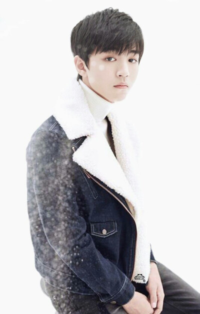 王俊凯 个人单曲小棉袄宣传图 饭修【这一生，抵达过很多的地方，遇见了很多的人，经历了很多的事，岁月过得好似飞快，我却依旧无比怀念，那个冬天，在光与雪的盛景里，你好看的少年模样。】