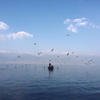 【天空】【蓝色】【清新】【白云】【海】【孤舟】