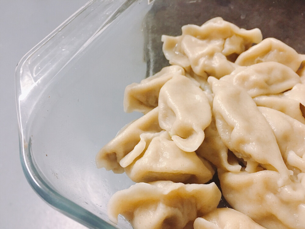 和西安室友一起包饺子。面皮她做的。馅肉是用猪肉芹菜生姜香葱鸡蛋料酒