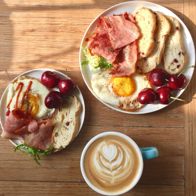 果子粗粮面包➕烤培根➕煎蛋➕车厘子➕卡布奇诺