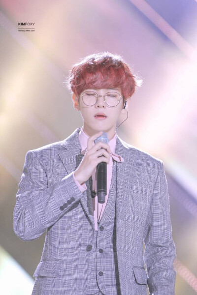 EXO BaekHyun 边伯贤 cr:logo