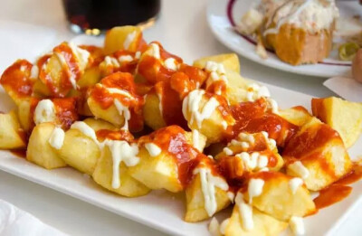 辣味番茄酱拌炸土豆块（Patatas bravas）
西班牙人真的是非常的爱喝酒，啤酒、红酒、香槟等等。而这道辣味番茄酱拌炸土豆块（Patatas bravas）其实是一道前菜，也是下酒菜。
如果你走在西班牙的街头突然有些饿了，…