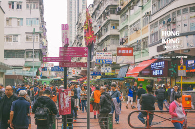 2016年的圣诞节，不同于闹市区的“圣诞联欢”，深水埗依旧是日常的邻里之间。weibo：@焗土豆