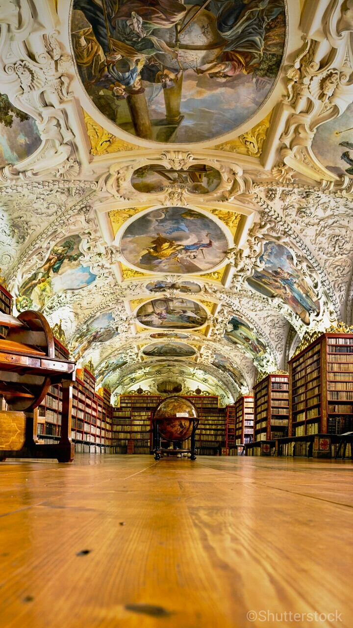 布拉格之恋
斯特拉霍夫修道院神学图书馆被评选为“世界最美图书馆”之一，除了馆内高达20000册的藏书外，由18世纪著名画家绘制的穹顶壁画，显得非常精致华美，透着浓浓的艺术气息。