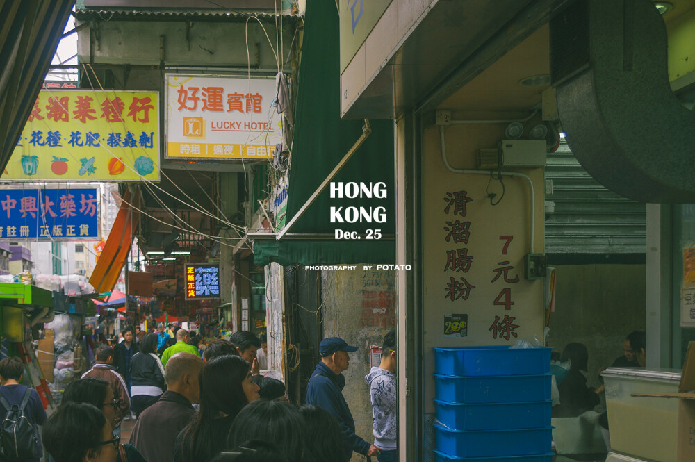 2016年的圣诞节，不同于闹市区的“圣诞联欢”，深水埗依旧是日常的邻里之间。weibo：@焗土豆