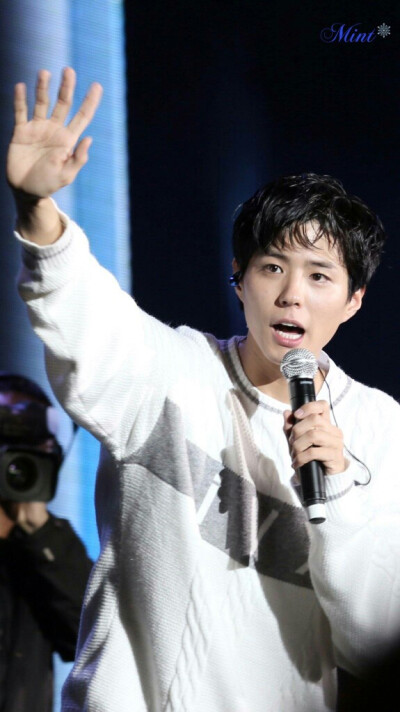 来give me five！ 台湾FM饭拍高清cr：logo 是不是我太久没更…手机里的存图太多啦~朴宝剑头像 手机壁纸