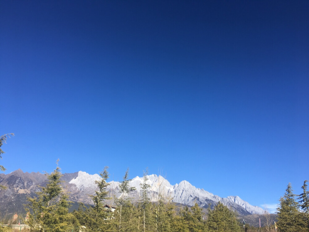 雪山远景