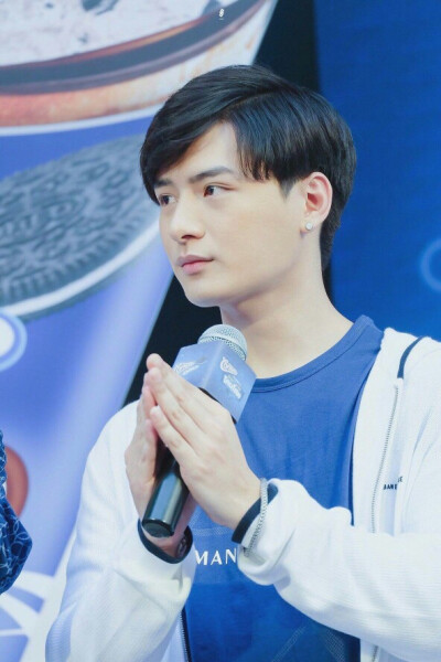 KristPerawat 暖暖 阿日学长 Arthit 王慧侦 泰剧一年生
cr.twitter