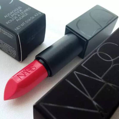 超显白的珊瑚色口红
Nars Audacious Lipstick #Grace美国官网价：$34.00（约合233RMB）
说起Grace就想到可爱活泼的姐姐，这个颜色也是一样的元气，跟080类似，是偏红的珊瑚色，日常妆浅涂一层就可以，黄皮妹砸也能用…