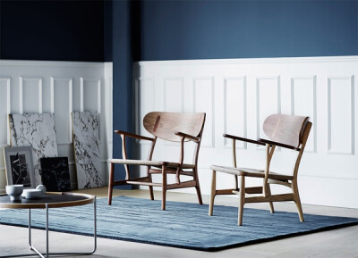 丹麦设计师Hans J Wegner's 设计的 CH22 躺椅，以手织机编织的座椅。